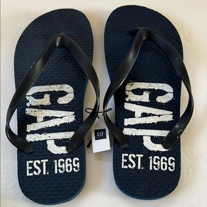 New Men’s GAP logo flip flops